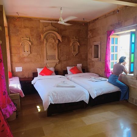 ג'איסלמר Mud Mirror Guesthouse מראה חיצוני תמונה
