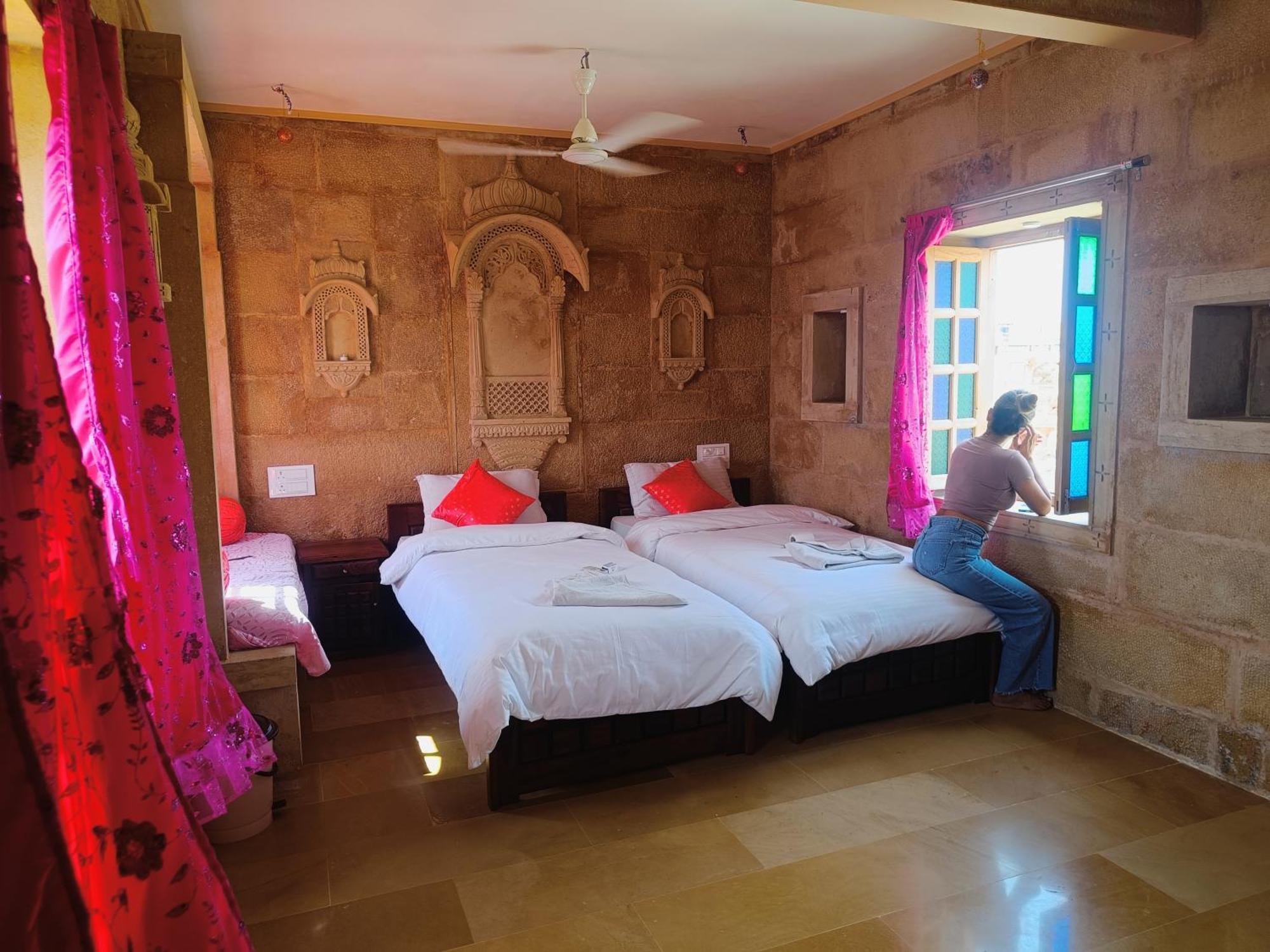 ג'איסלמר Mud Mirror Guesthouse מראה חיצוני תמונה