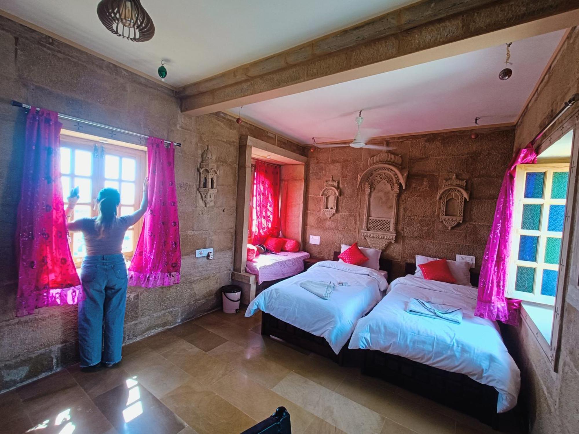 ג'איסלמר Mud Mirror Guesthouse מראה חיצוני תמונה